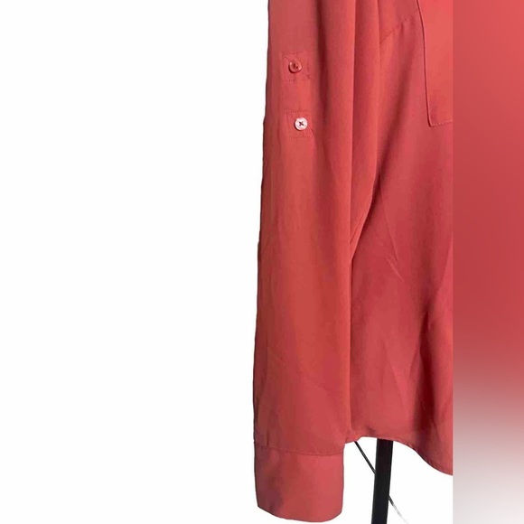 Women’s Express, size M Long sleeve, cranberry blouse with convertible‎ sleeve - Picture 4 of 8